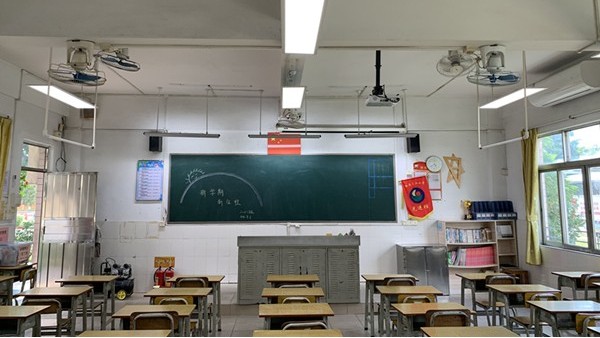 教室照明<i style='color:red'>改造后</i>，燈光變?nèi)岷土耍瑢?duì)孩子們預(yù)防近視更有效了