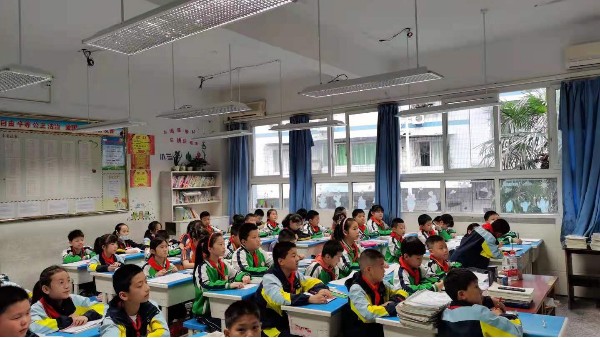<i style='color:red'>十大教育照明品牌</i>——華輝教育照明，為學生打造教室優(yōu)質照明光環(huán)境