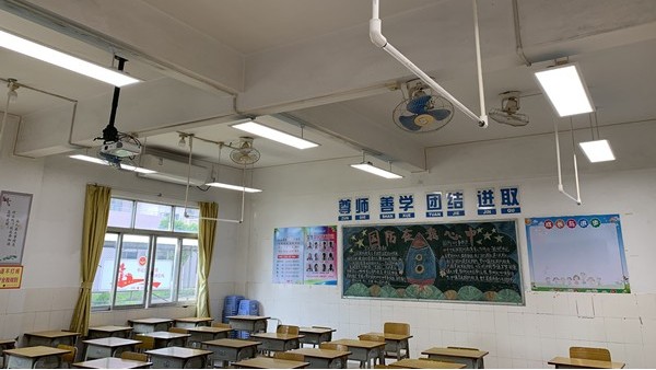 教室燈變柔和了，學生的眼睛<i style='color:red'>舒服</i>了！教室照明改造有效預防近視